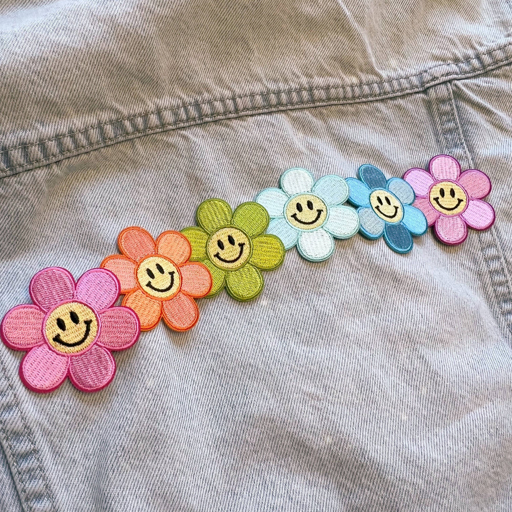 Wildflower + Co. - Smiley Daisy Patch: Lilac